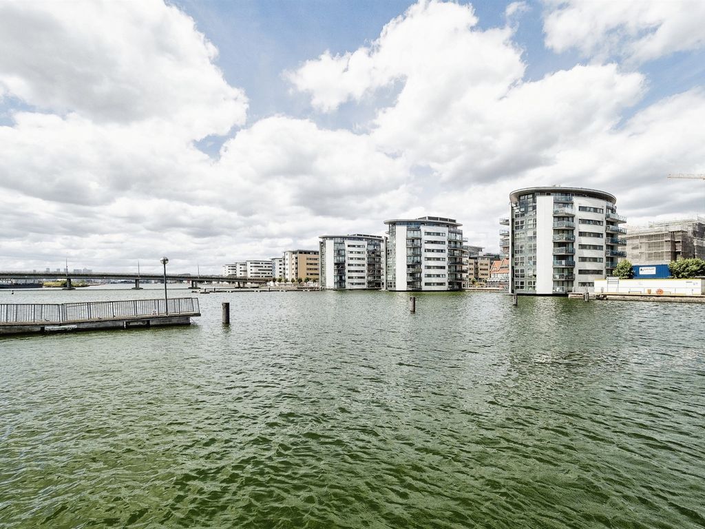1 bed flat for sale in Albert Basin Way, London E16, £220,000