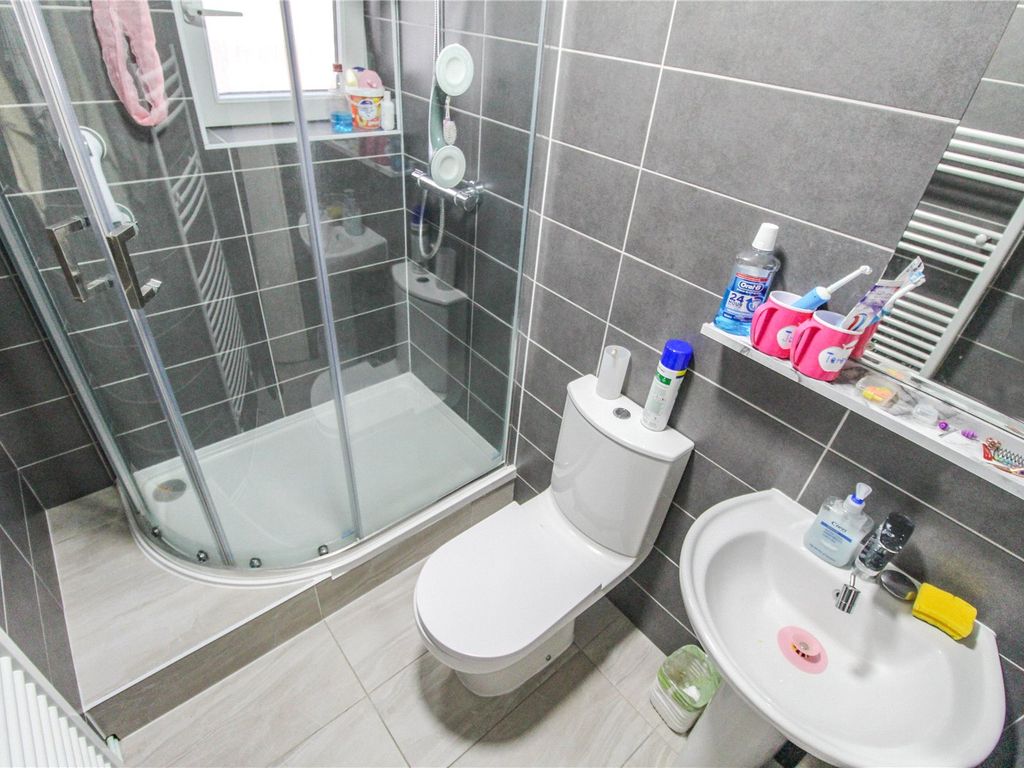 2 bed flat for sale in Elvet Avenue, Romford RM2, £230,000