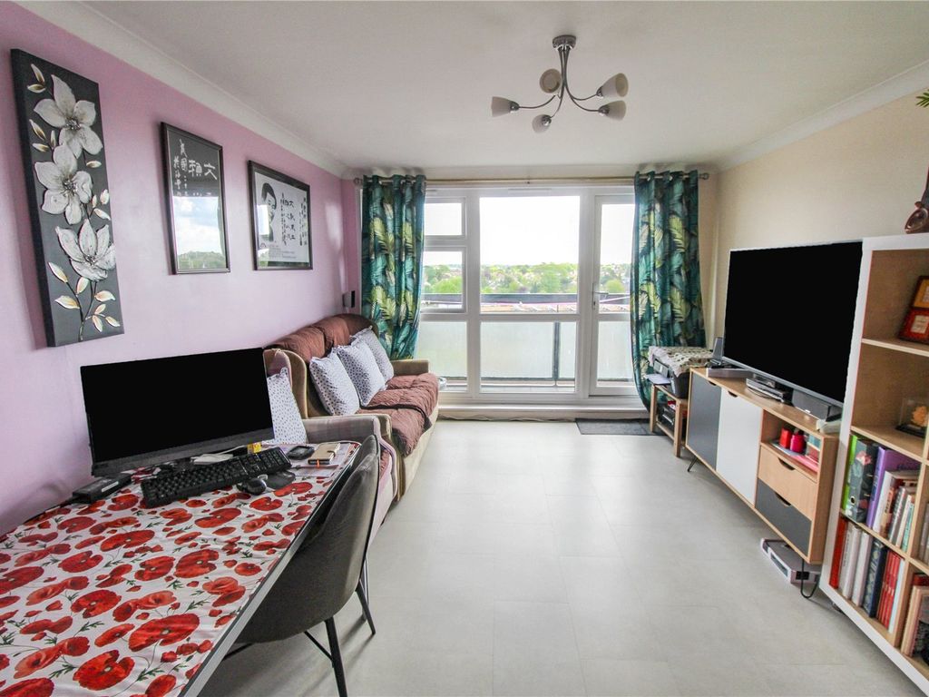 2 bed flat for sale in Elvet Avenue, Romford RM2, £230,000