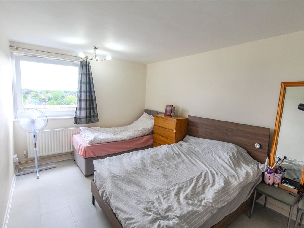 2 bed flat for sale in Elvet Avenue, Romford RM2, £230,000