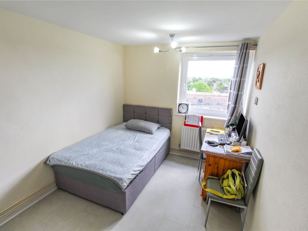 2 bed flat for sale in Elvet Avenue, Romford RM2, £230,000