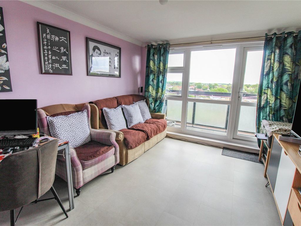 2 bed flat for sale in Elvet Avenue, Romford RM2, £230,000