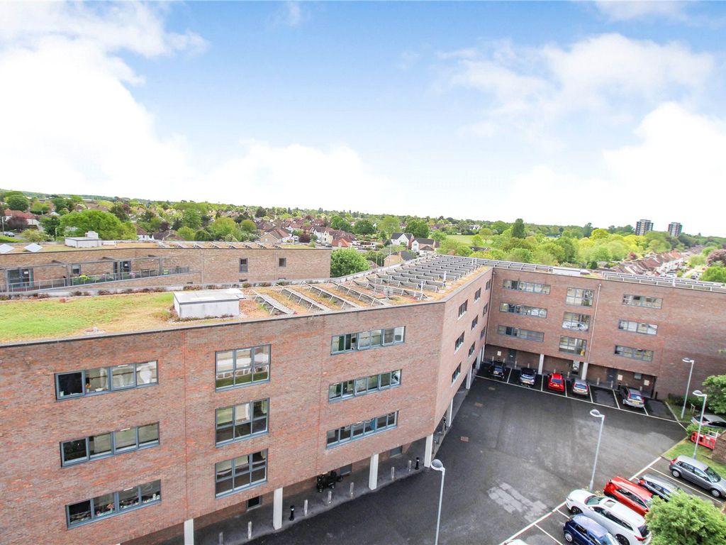 2 bed flat for sale in Elvet Avenue, Romford RM2, £230,000