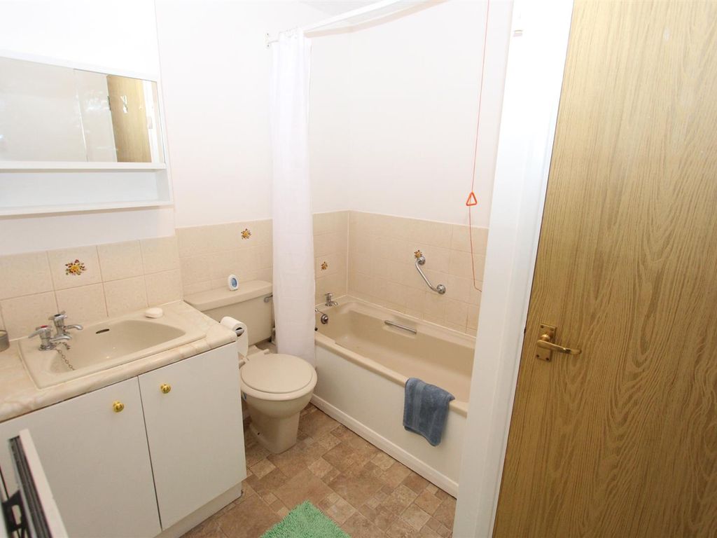 2 bed flat for sale in Chelwood Close, London E4, £155,000