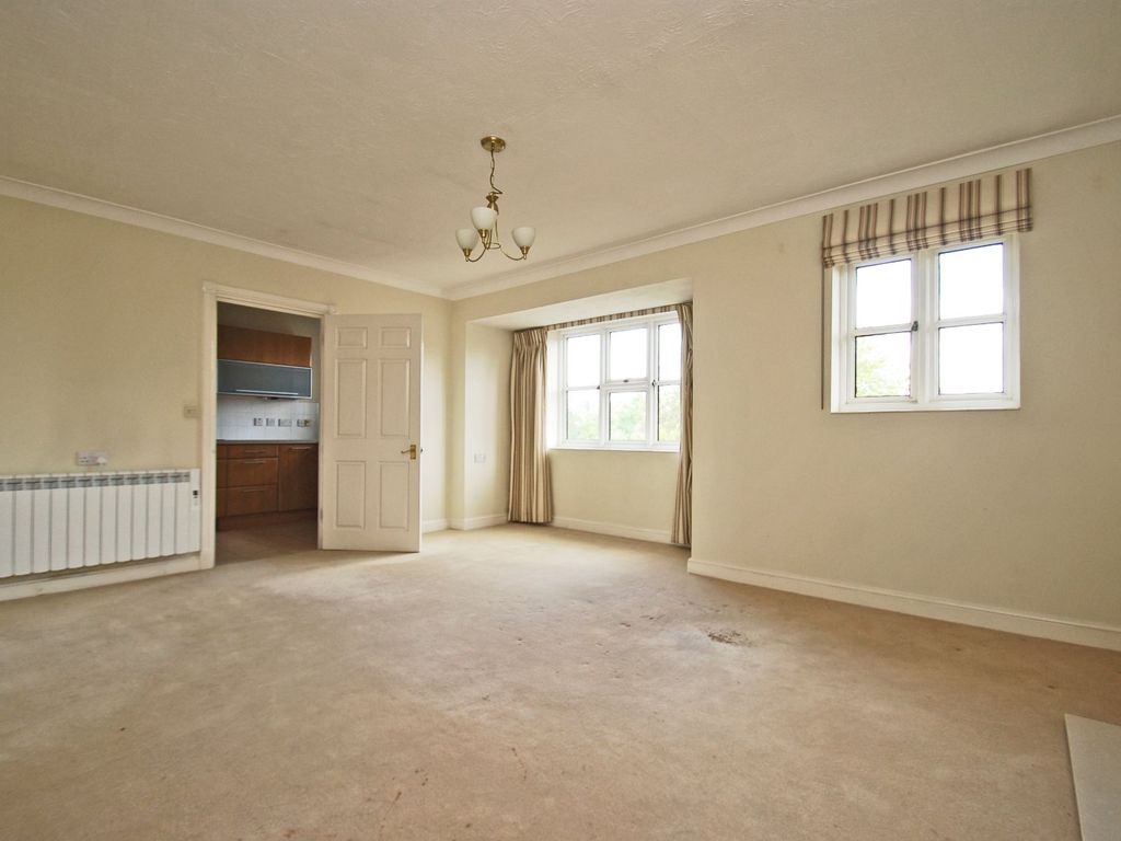 2 bed flat for sale in Maxwell Road, Beaconsfield, Buckinghamshire HP9, £300,000
