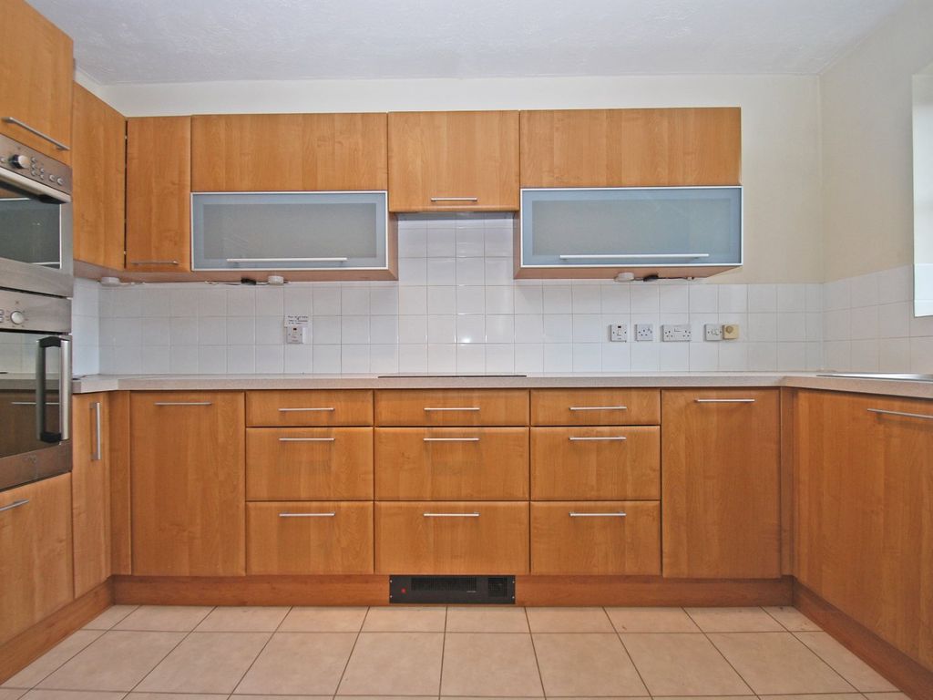 2 bed flat for sale in Maxwell Road, Beaconsfield, Buckinghamshire HP9, £300,000