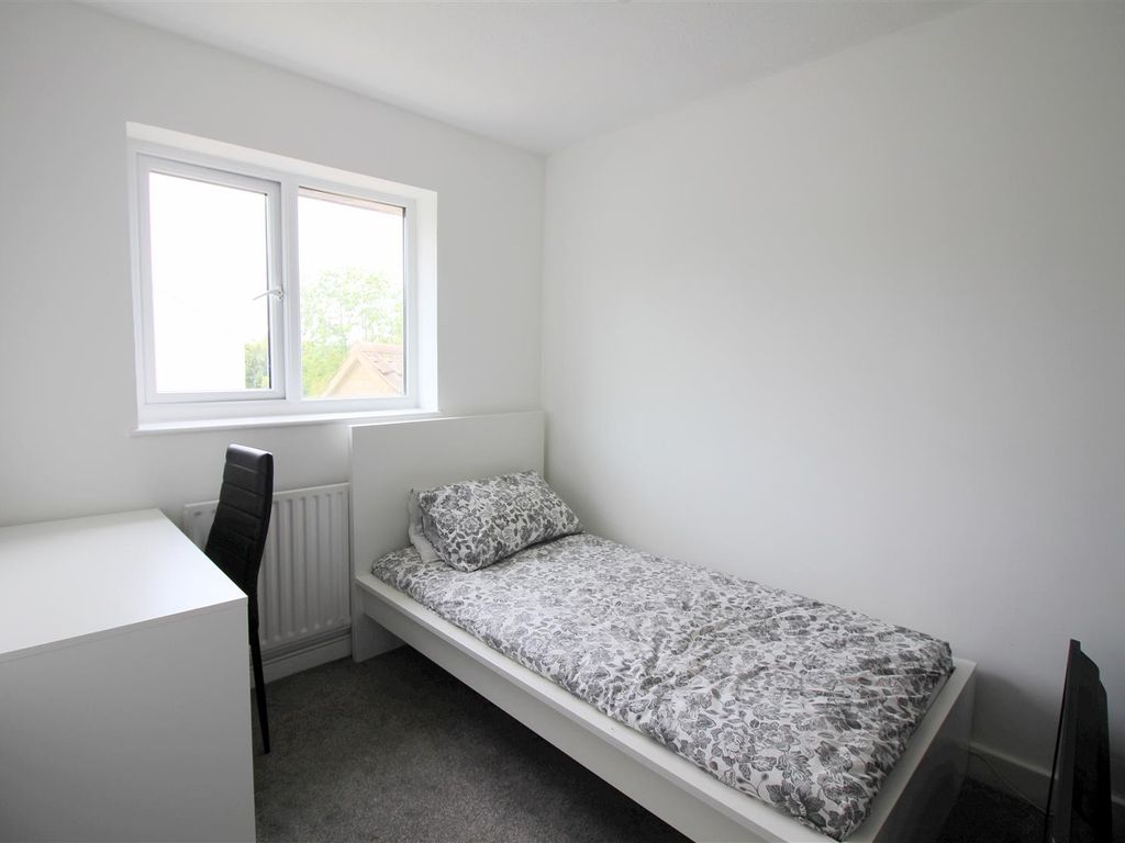 2 bed flat for sale in Bray Close, Borehamwood WD6, £325,000