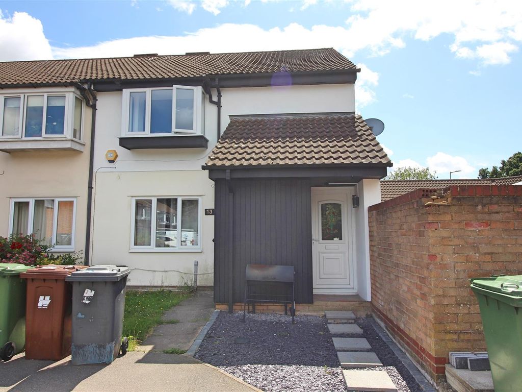 2 bed flat for sale in Bray Close, Borehamwood WD6, £325,000