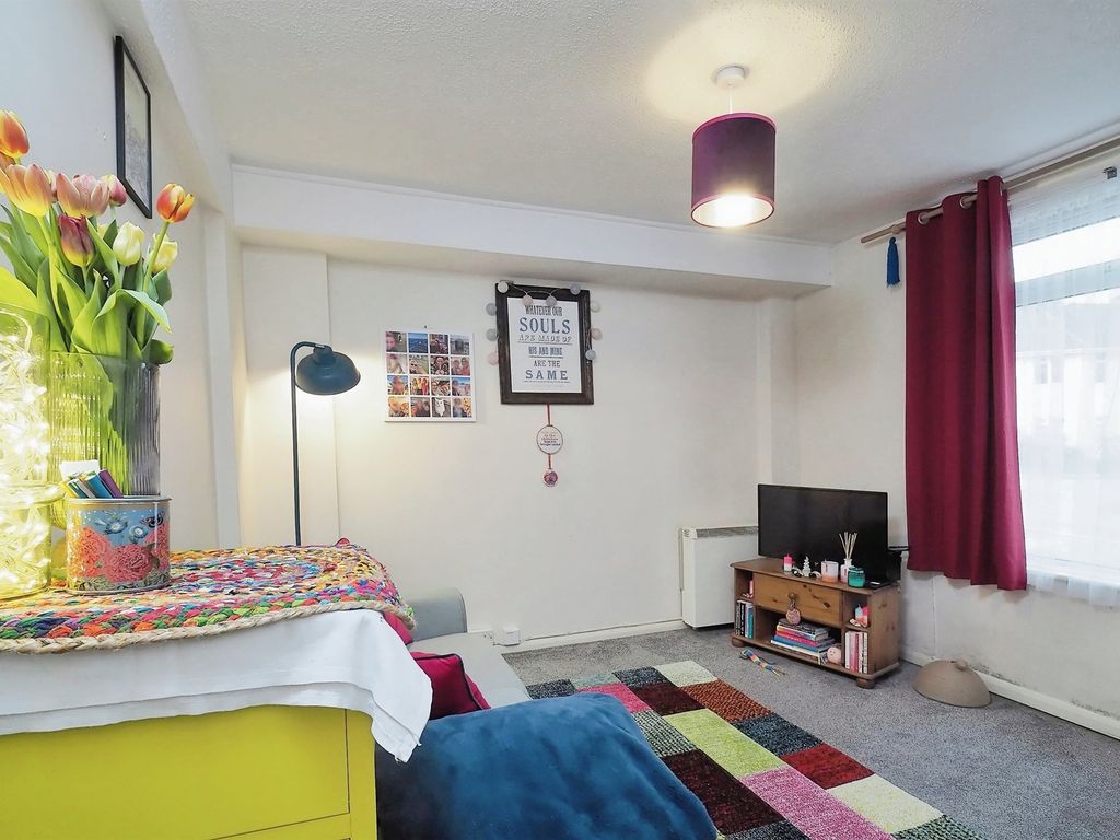 1 bed flat for sale in Ashley Road, Salisbury SP2, £135,000