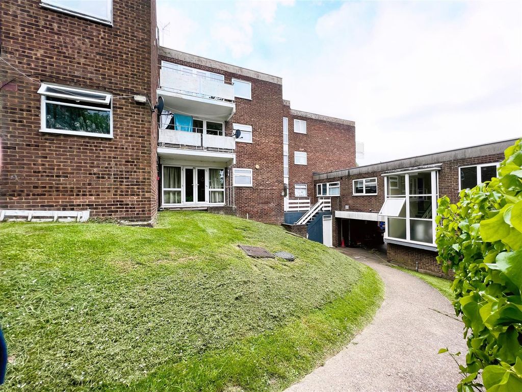 2 bed flat for sale in Havelock Rise, Luton LU2, £170,000