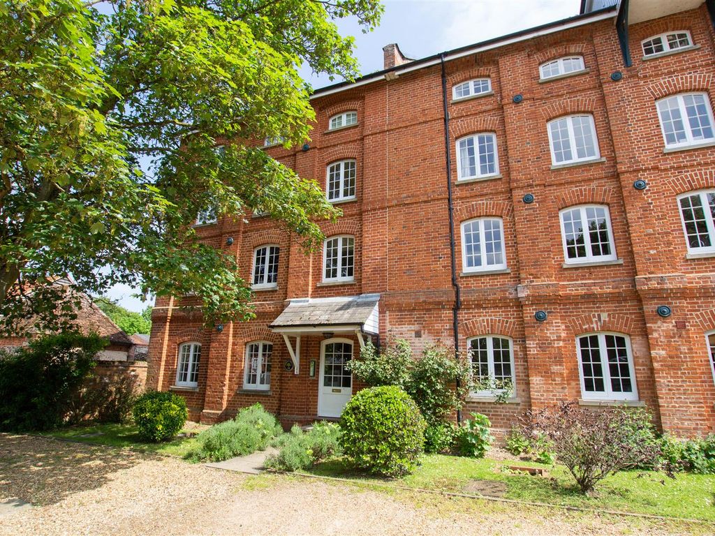 2 bed flat for sale in Kings Mill Newmarket Road, Great Chesterford, Saffron Walden CB10, £225,000