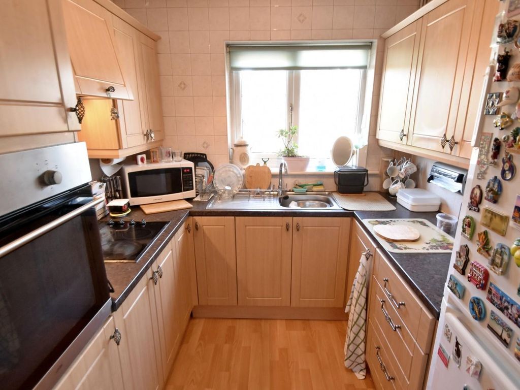 2 bed terraced house for sale in Beech Street, Bury BL9, £139,950