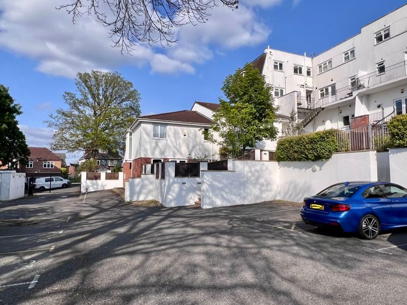 3 bed flat for sale in Feversham Heights, Feversham Avenue, Queens Park BH8, £200,000