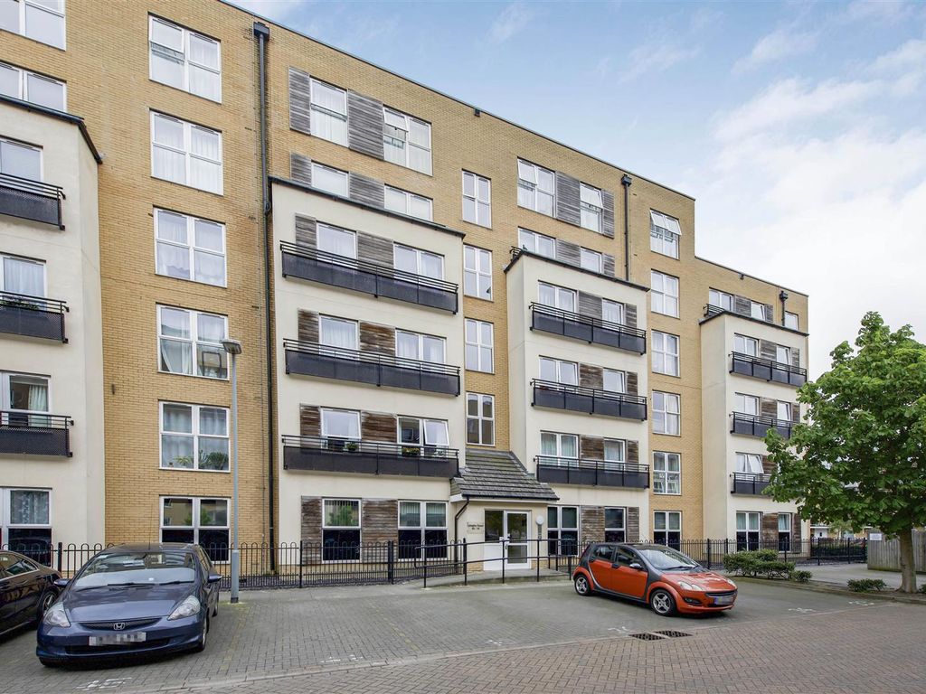 2 bed flat for sale in Lanadron Close, Isleworth TW7, £165,000