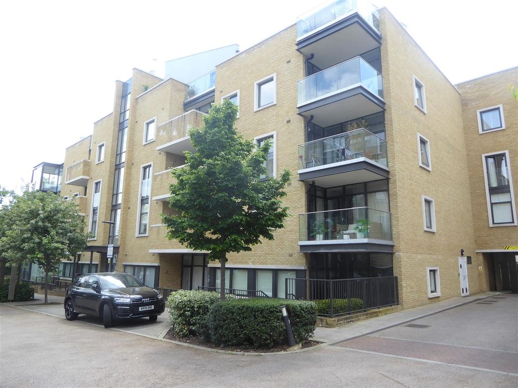 1 bed flat for sale in Aldington House, Frazer Nash Close, Isleworth TW7, £325,000