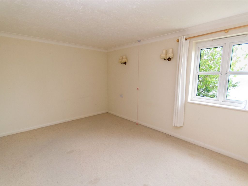 2 bed flat for sale in Hamilton Court, Lammas Walk, Leighton Buzzard, Beds LU7, £169,950