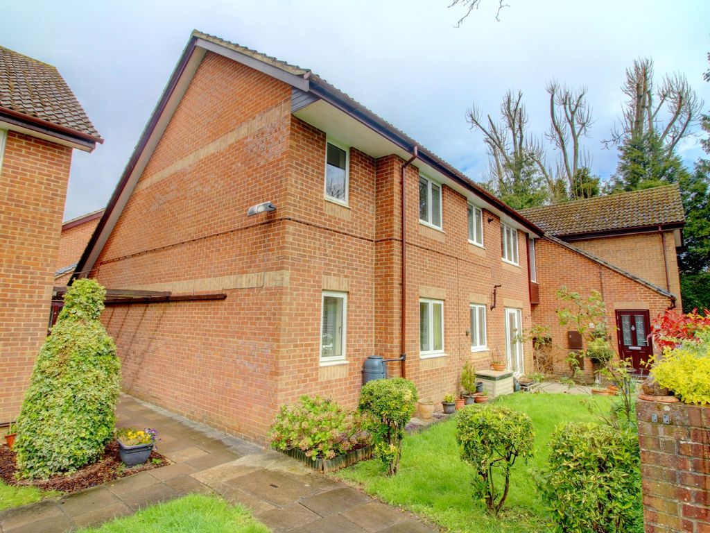 2 bed flat for sale in Rosewood Gardens, High Wycombe HP12, £110,000