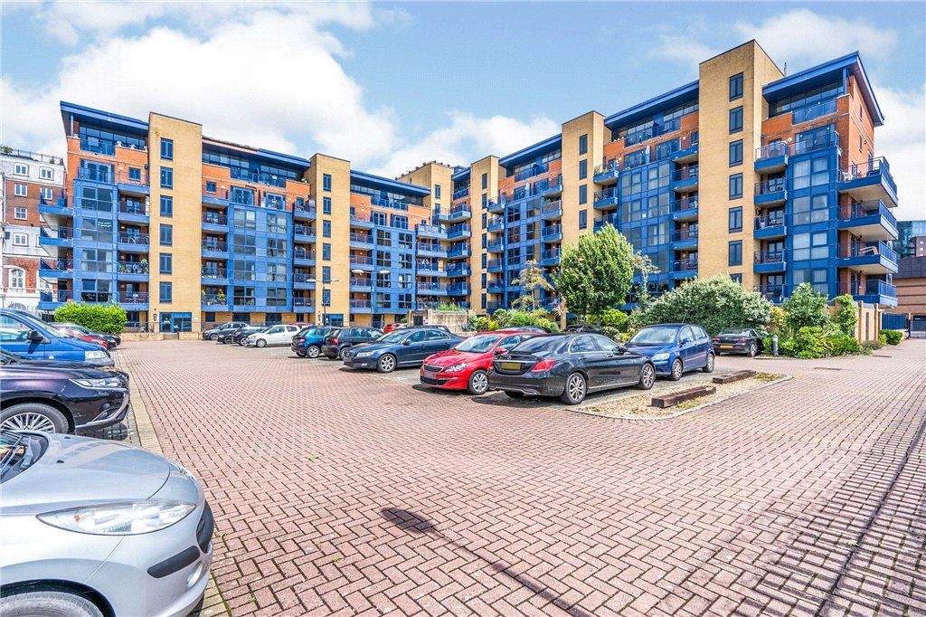 2 bed flat for sale in Canute Road, Southampton, Hampshire SO14, £239,950