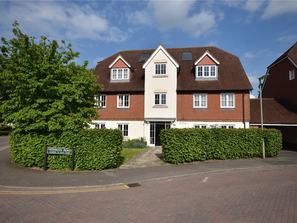 2 bed flat for sale in Horley, Surrey RH6, £280,000