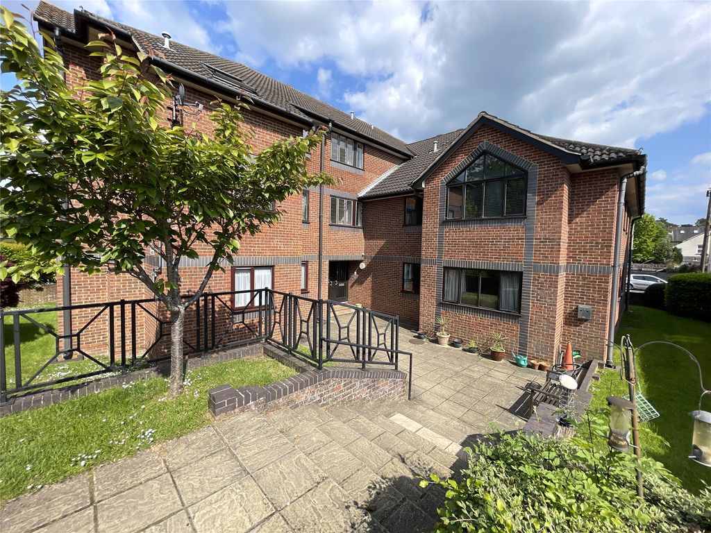 2 bed flat for sale in Wellesley Gate, East Station Road, Aldershot, Hampshire GU12, £200,000