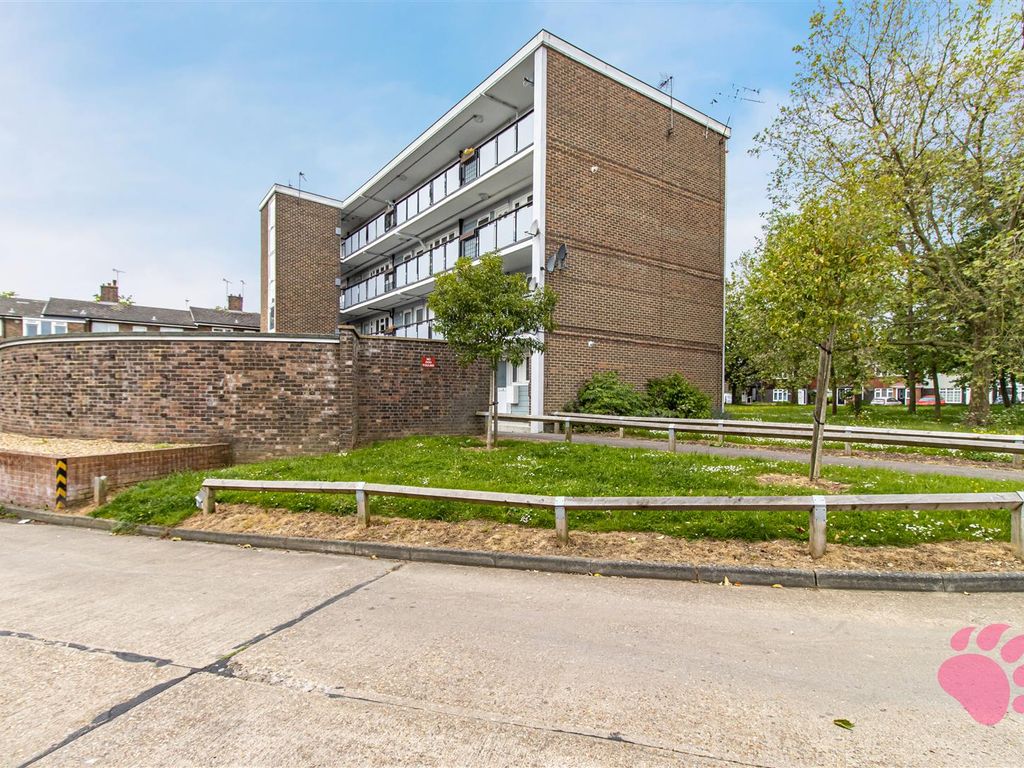 1 bed flat for sale in The Knares, Lee Chapel South SS16, £140,000