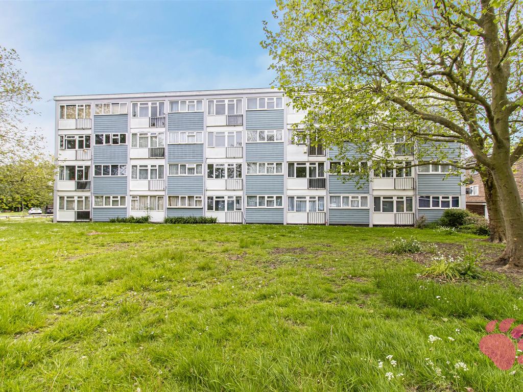 1 bed flat for sale in The Knares, Lee Chapel South SS16, £140,000