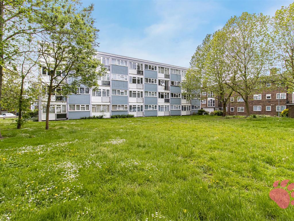 1 bed flat for sale in The Knares, Lee Chapel South SS16, £140,000