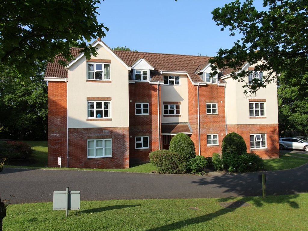 2 bed flat for sale in Alder Heights, Poole BH12, £170,000