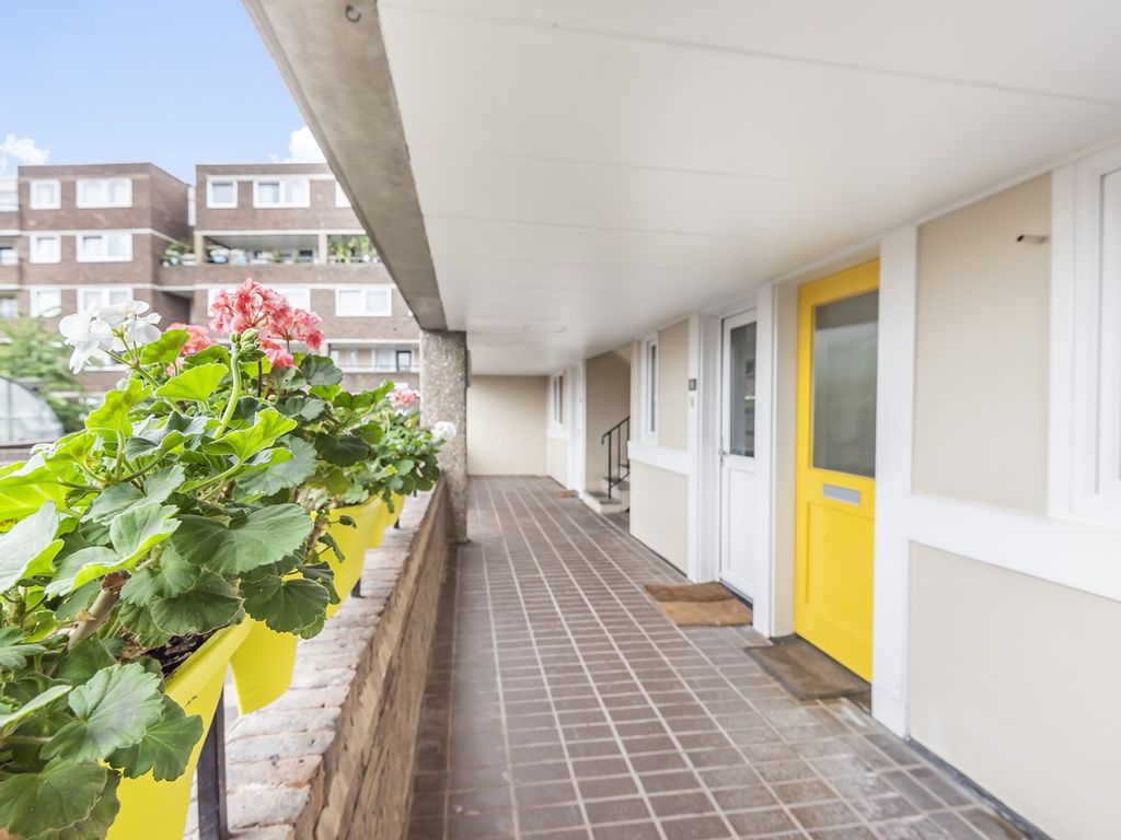 1 bed flat for sale in Justin Close, Brentford TW8, £275,000