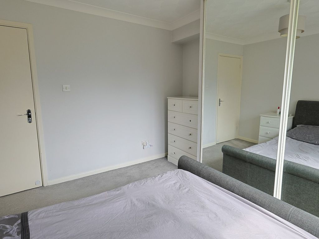 1 bed flat for sale in Parkside, Waltham Cross EN8, £199,950