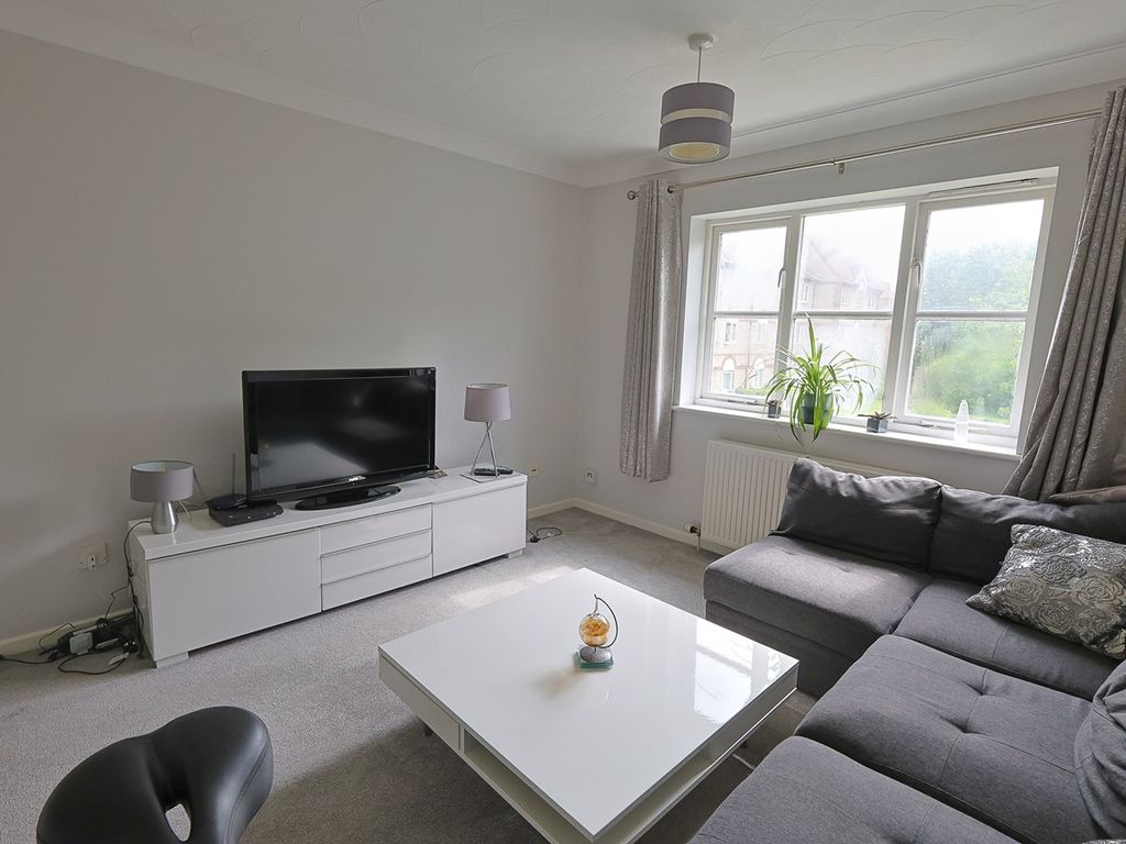 1 bed flat for sale in Parkside, Waltham Cross EN8, £199,950