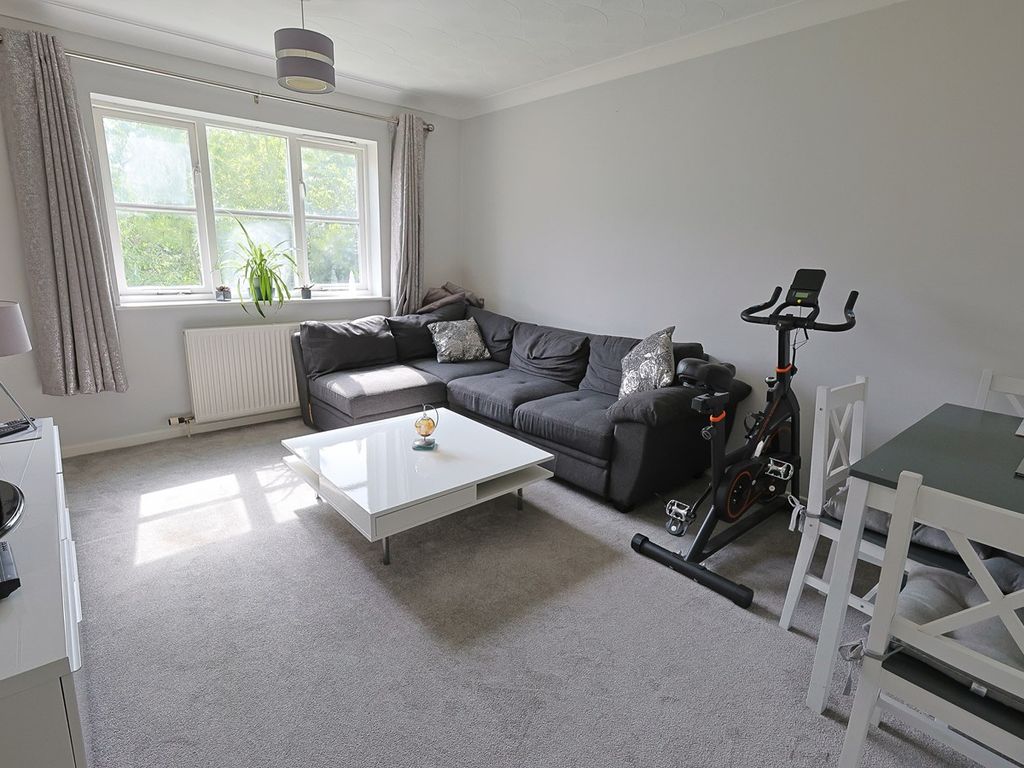 1 bed flat for sale in Parkside, Waltham Cross EN8, £199,950