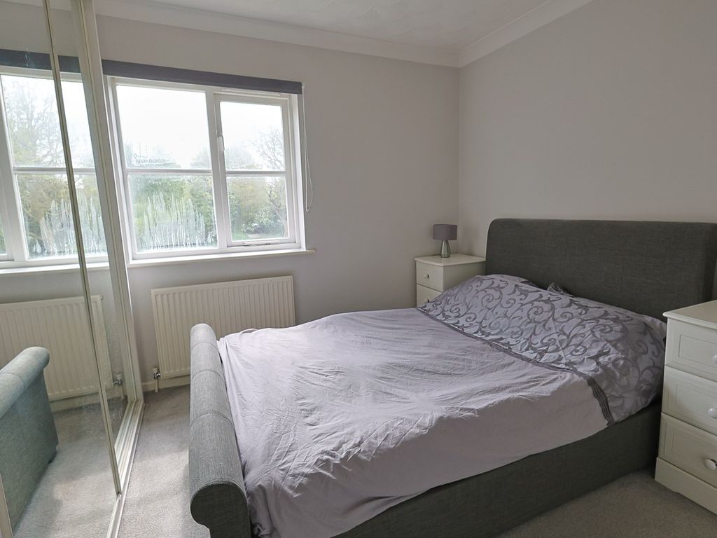 1 bed flat for sale in Parkside, Waltham Cross EN8, £199,950