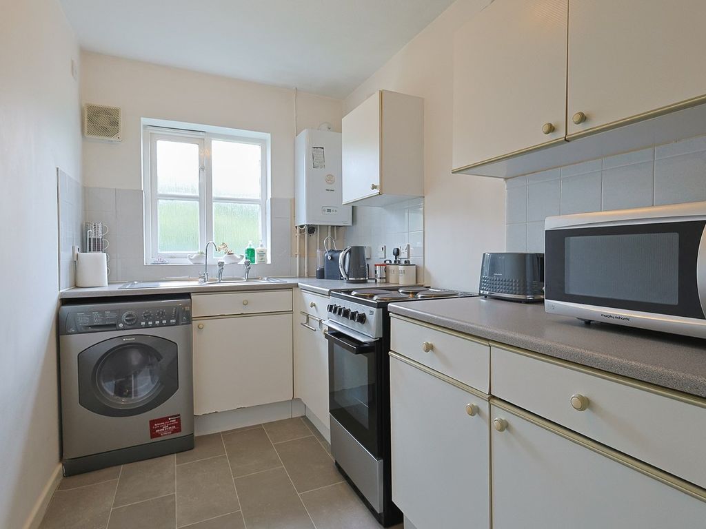 1 bed flat for sale in Parkside, Waltham Cross EN8, £199,950