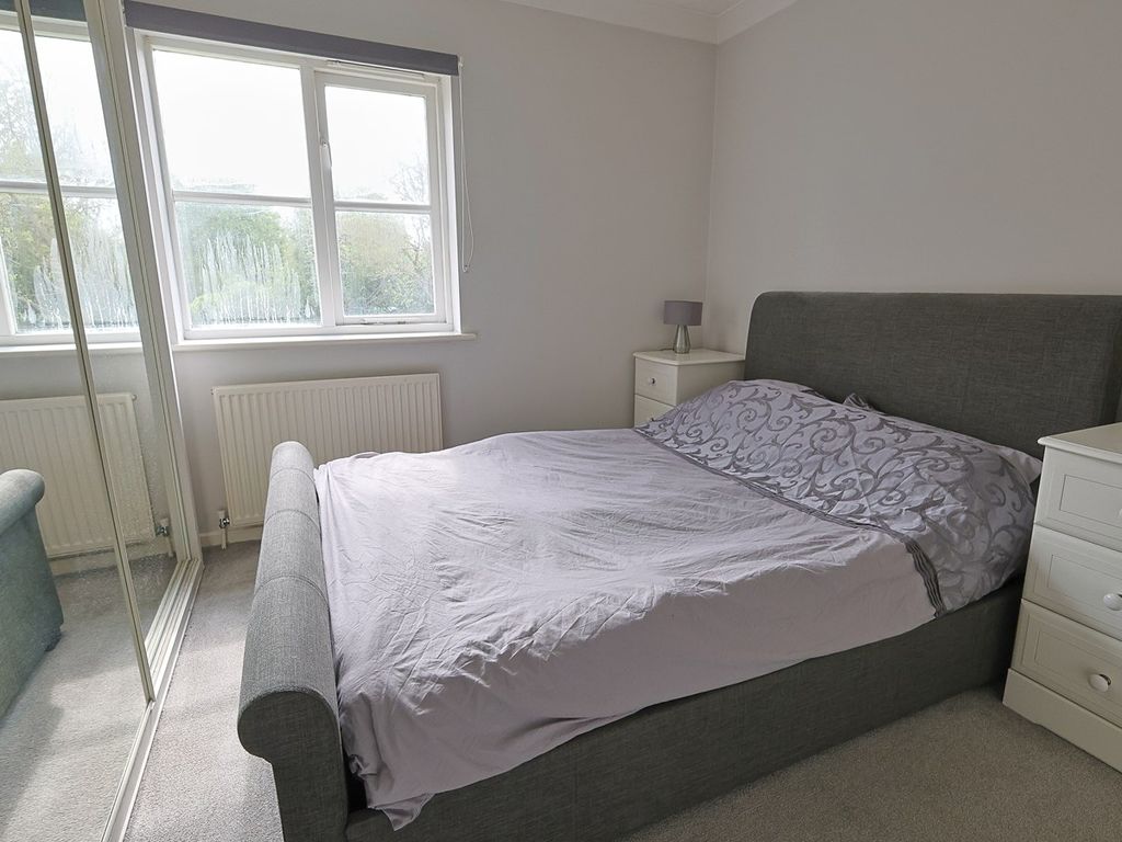 1 bed flat for sale in Parkside, Waltham Cross EN8, £199,950