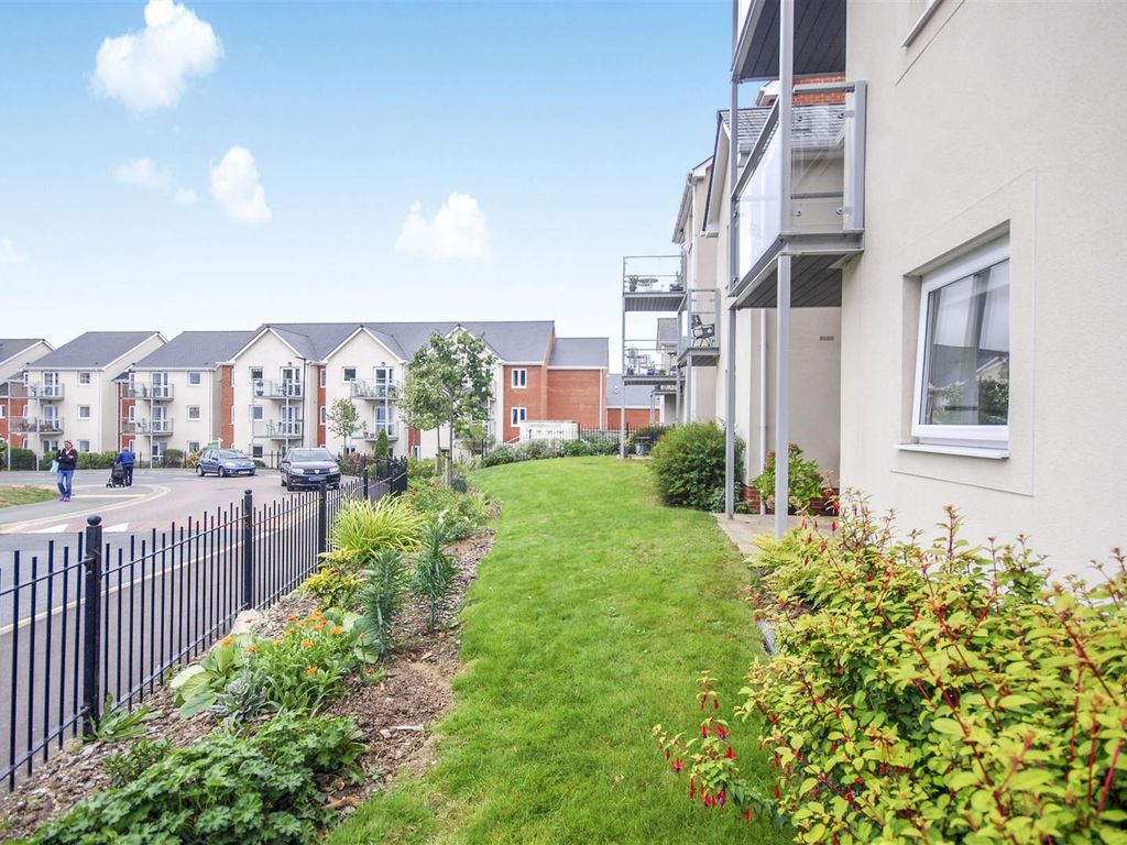1 bed flat for sale in Somers Brook Court, Newport, Isle Of Wight PO30, £100,000