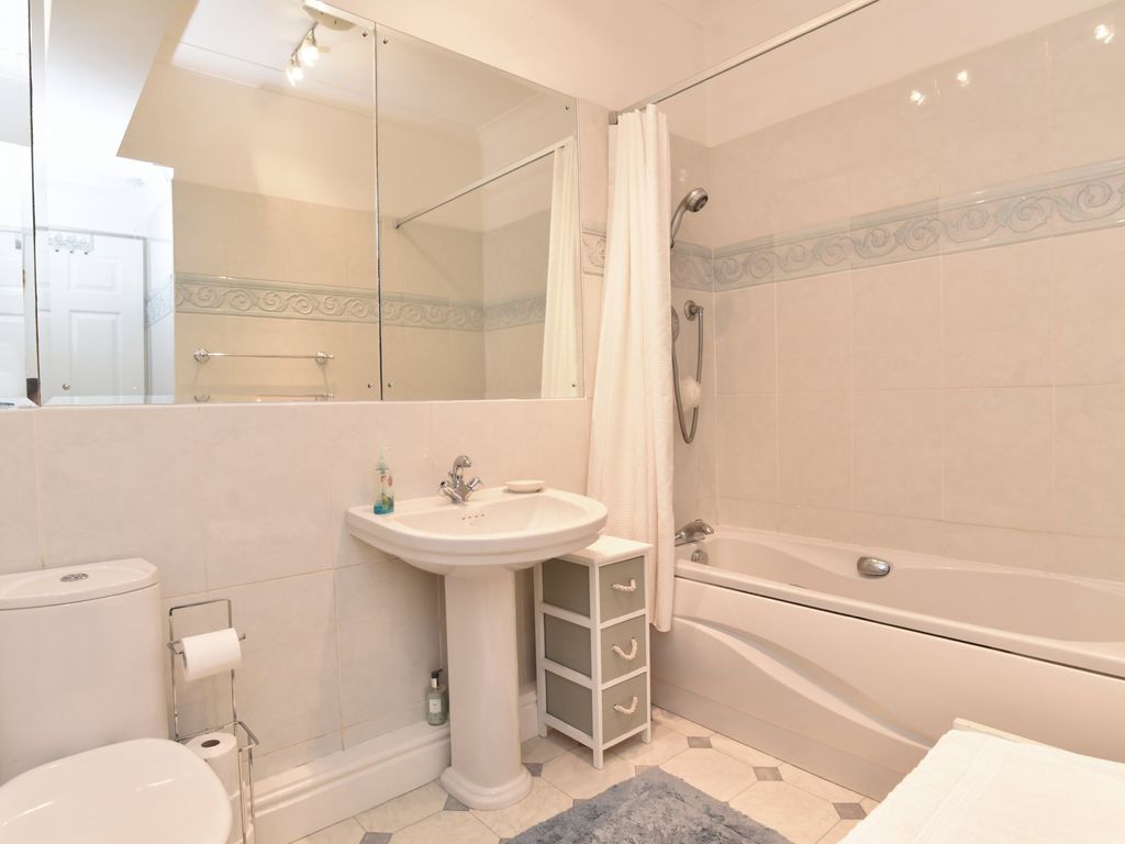 1 bed flat for sale in Slingsby Court, Cavendish Avenue, Harrogate HG2, £215,000