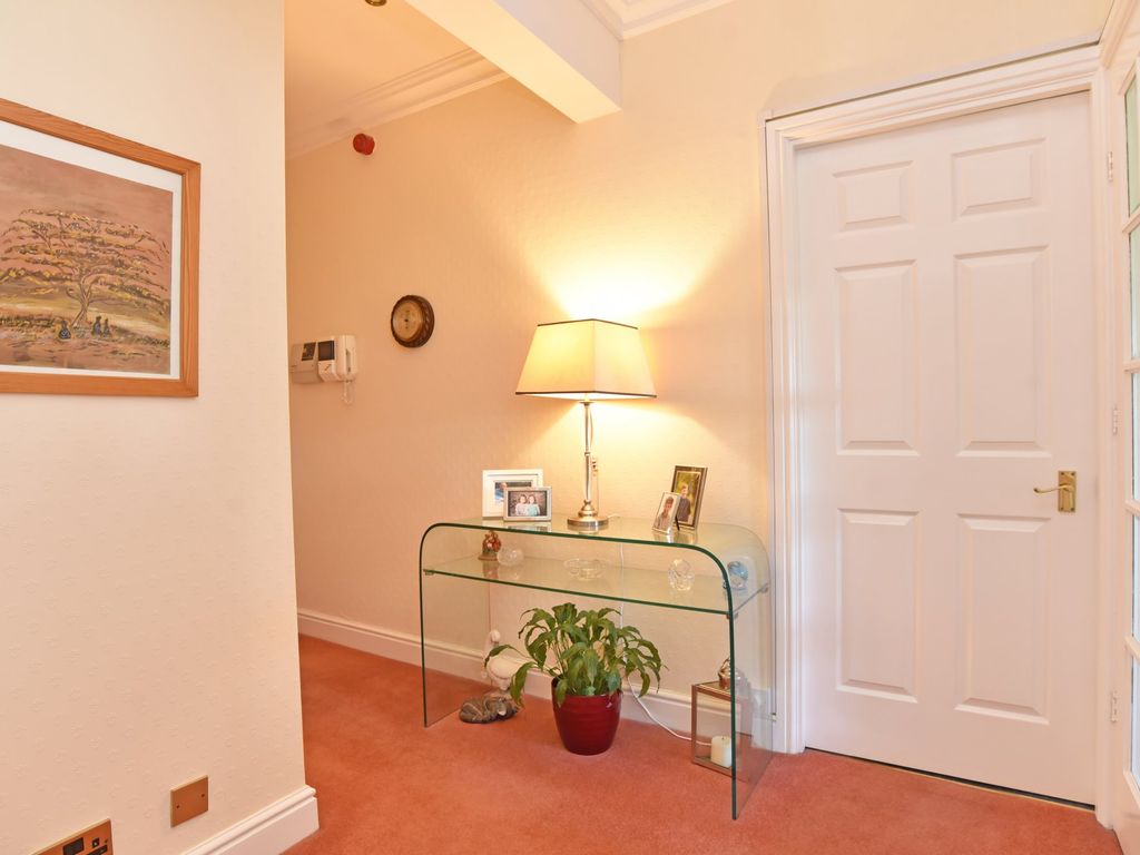 1 bed flat for sale in Slingsby Court, Cavendish Avenue, Harrogate HG2, £215,000