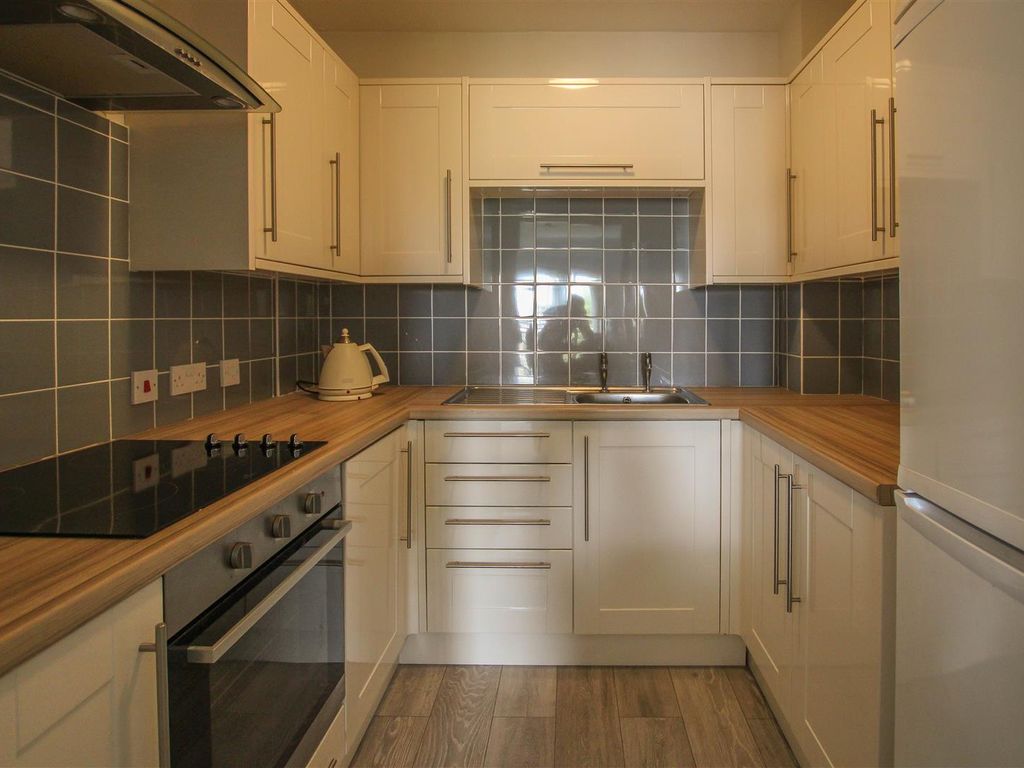 1 bed flat for sale in Ravenscourt, Sawyers Hall Lane, Brentwood CM15, £195,000