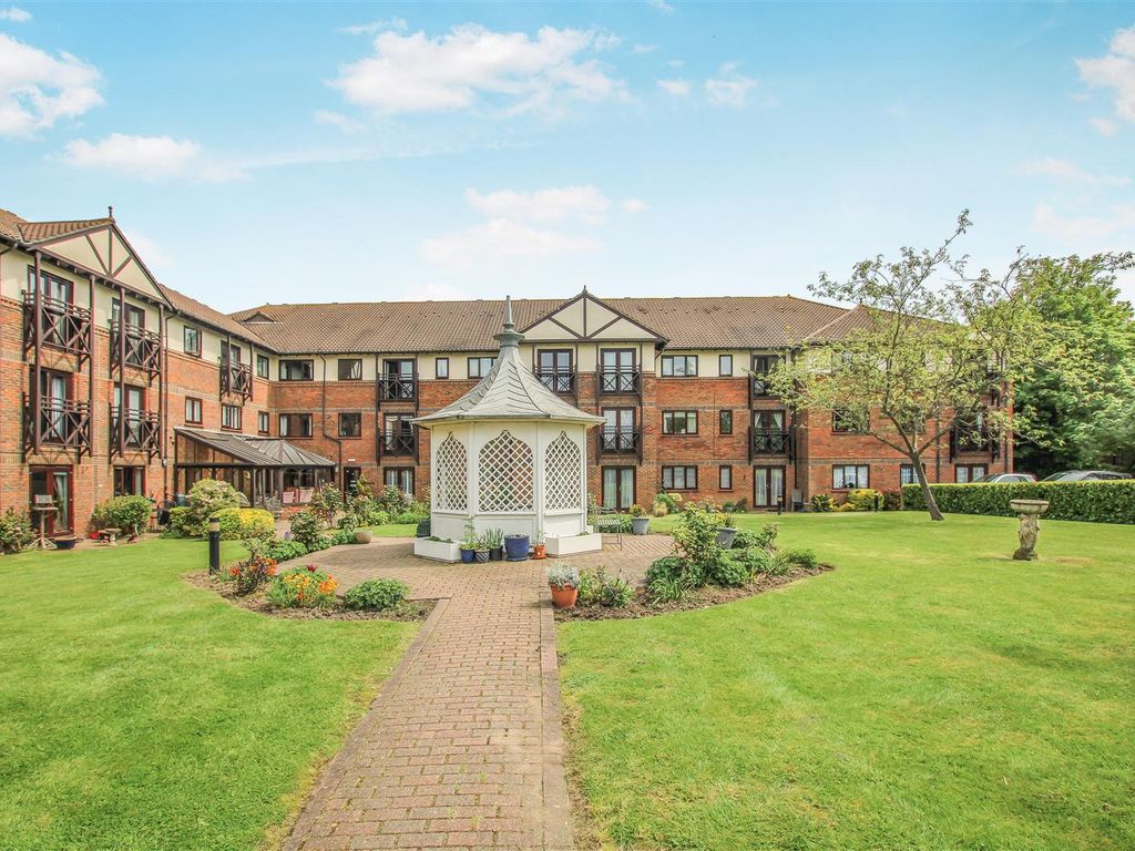 1 bed flat for sale in Ravenscourt, Sawyers Hall Lane, Brentwood CM15, £195,000