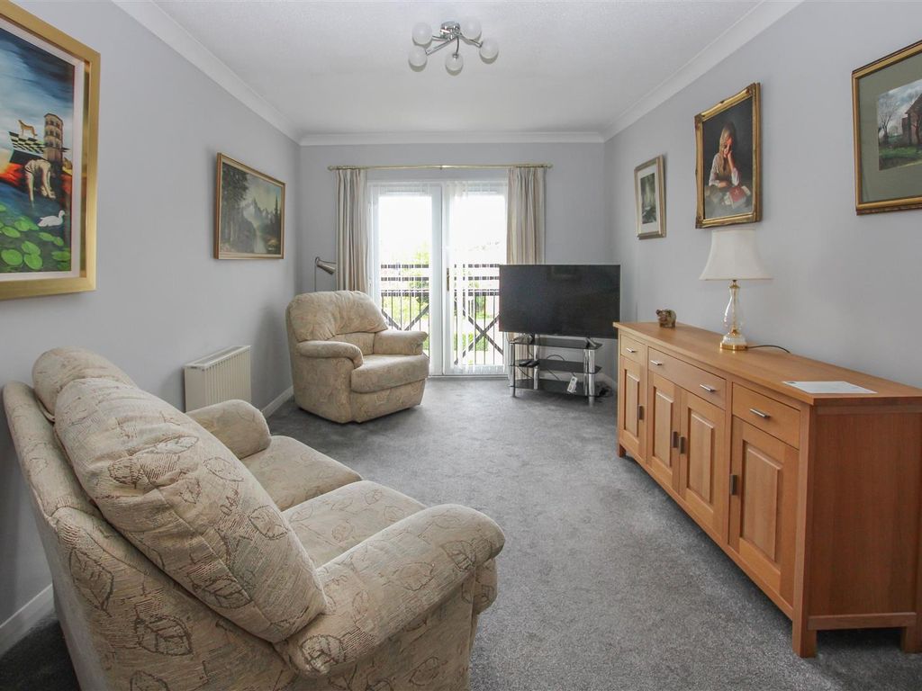 1 bed flat for sale in Ravenscourt, Sawyers Hall Lane, Brentwood CM15, £195,000