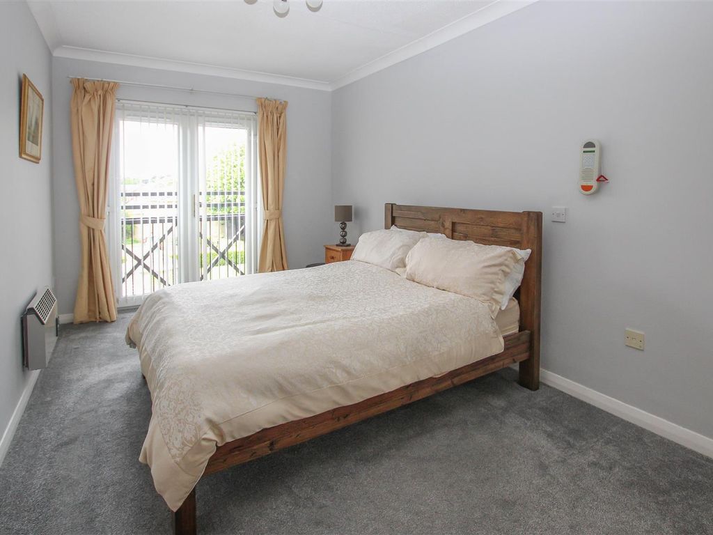 1 bed flat for sale in Ravenscourt, Sawyers Hall Lane, Brentwood CM15, £195,000