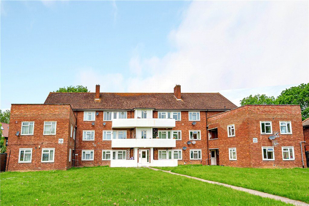 2 bed flat for sale in Salisbury Road, Pinner, Middlesex HA5, £300,000