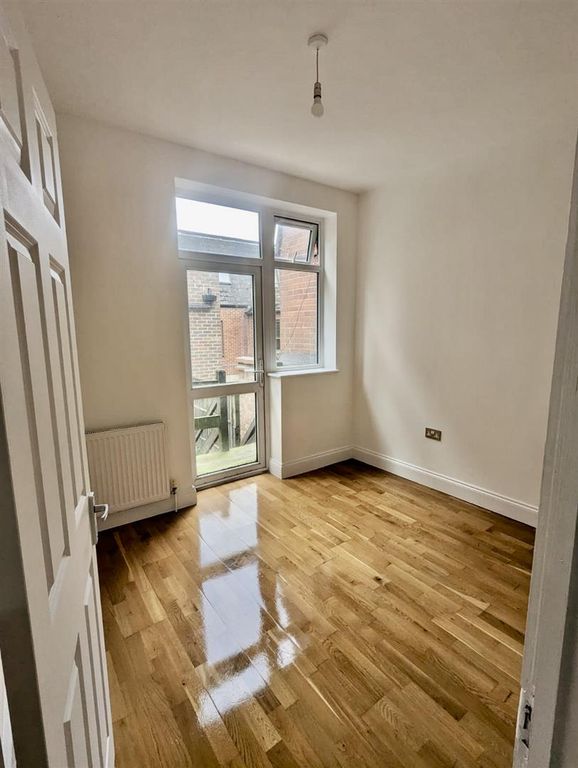1 bed flat for sale in Ballards Lane, Finchley Central, London N3, £260,000