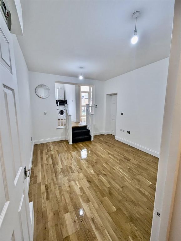 1 bed flat for sale in Ballards Lane, Finchley Central, London N3, £260,000