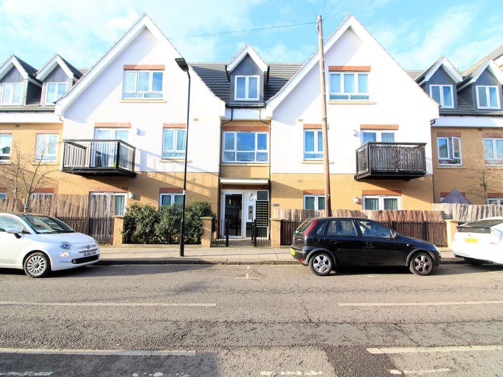 1 bed flat for sale in Featherstone Court, Dudley Road, Southall UB2, £240,000