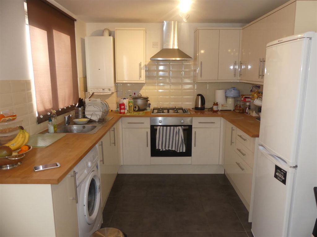 2 bed flat for sale in Avington Court, Southampton SO16, £185,000