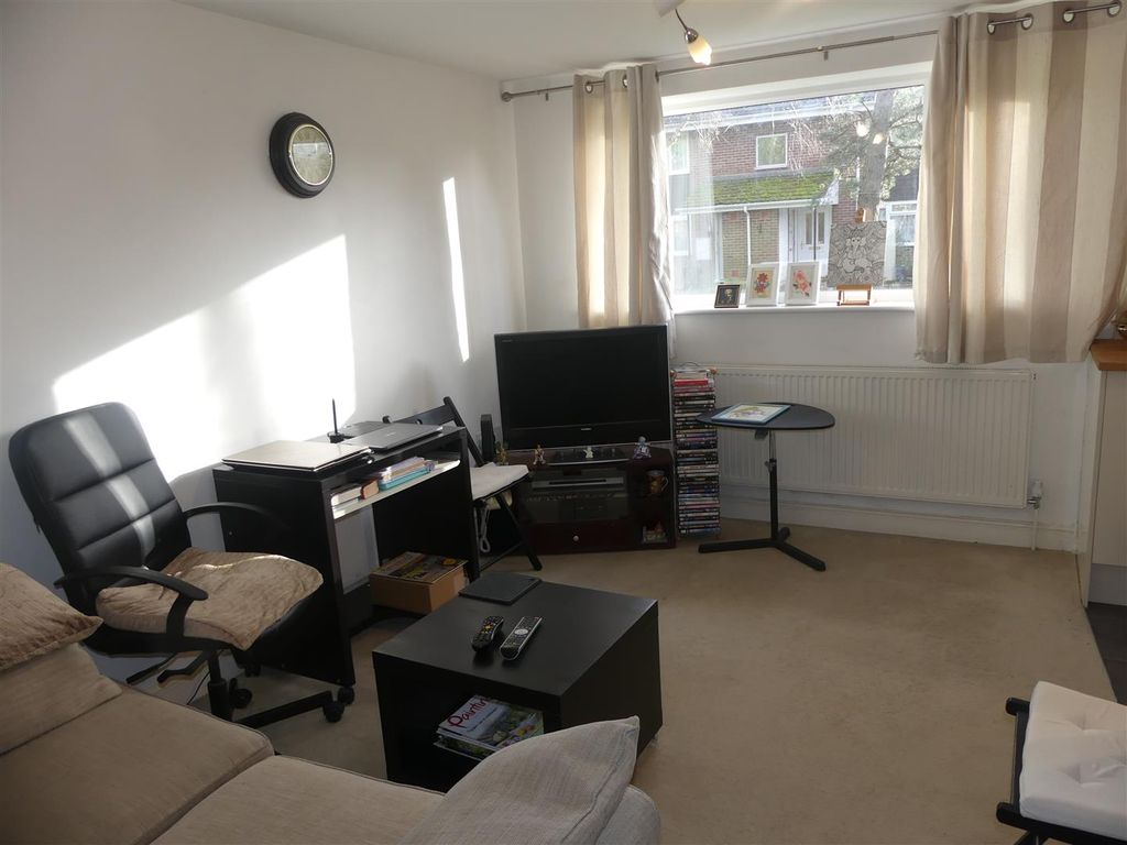 2 bed flat for sale in Avington Court, Southampton SO16, £185,000