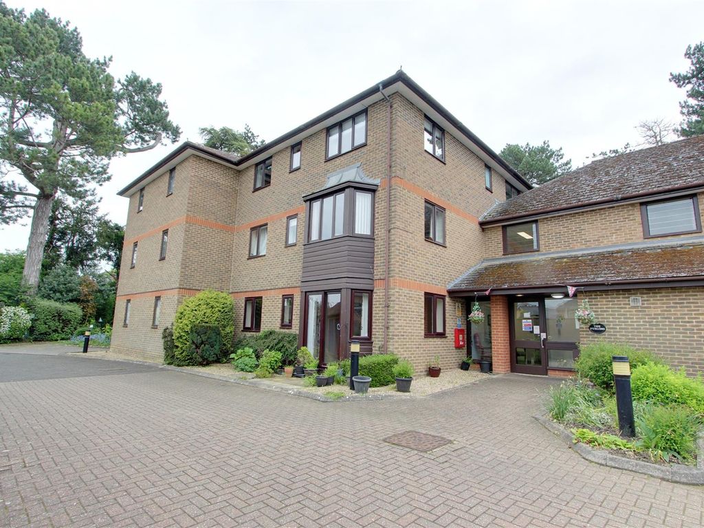 2 bed flat for sale in The Furlong, King Street, Tring HP23, £275,000