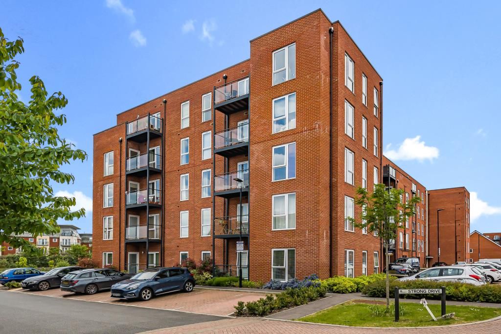 2 bed flat for sale in Basingstoke, Hampshire RG21, £275,000